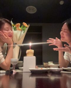 Bae Suzy Instagram - 옝언니의 서프라이즈 고마워 언니야💕 우리 지원선배는 끝까지 스윗.. 알라뵹 #안나 💕💕💕💕