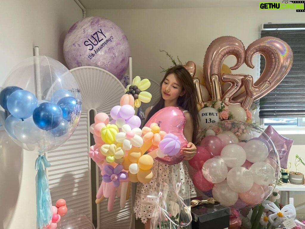Bae Suzy Instagram - 수위티들 고마워요..🫶 13주년 기념 💕