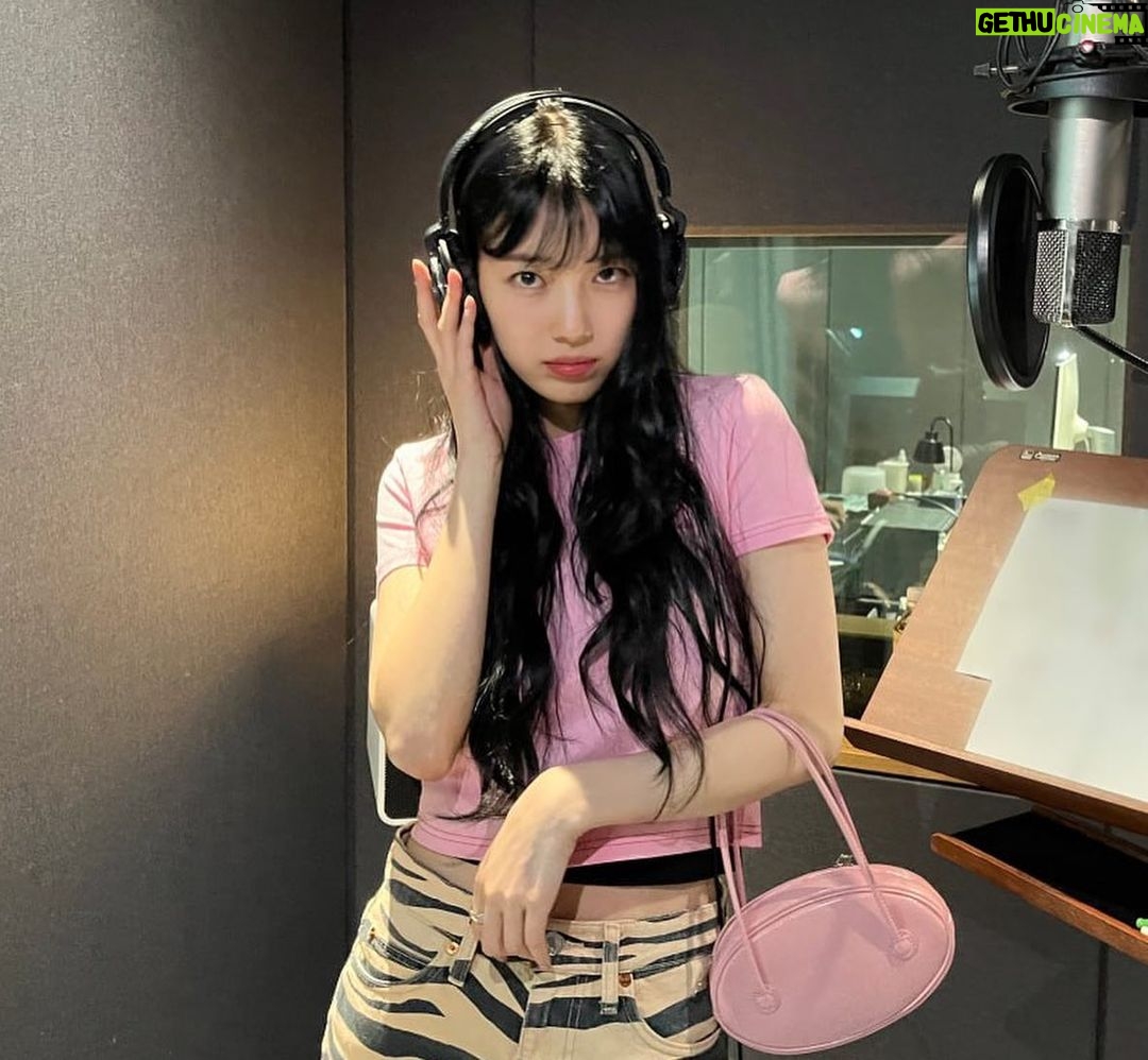 Bae Suzy Instagram - @jtbc.insta 서바이벌 프로그램 ‘R U Next ?’ 테마송으로 참여했어요 🎧 전속력으로 달려🏃♀️🏃♀️🏃♀️🏃♀️🏃♀️🏃♀️
