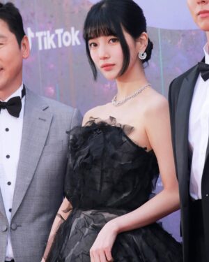 Bae Suzy Instagram - 어제도 백상 출근 완료 ~🖤🪶

예쁜 기사 사진 감사드려용