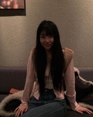 Bae Suzy Instagram - 셀카 오랜만 😚