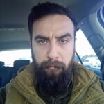 Bahtiyar Memili Instagram - Sen miydin o yalnızlığın mıydı yoksa  Kör karanlıkta açardık paslı gözlerimizi  Dilimizde akşamdan kalma bir küfür  Salonlar piyasalar sanat sevicileri  Derdim, günün birinde insan arasına çıkarmaktı seni  Yakanda bir amonyak çiçeği  Yalnızlığım benim sidikli kontesim  Ne kadar rezil olursak o kadar iyi  Kumkapı meyhanelerine dadandık  Önümüzde; altınbaş, altın zincir fasulye pilakisi  Ardımızda görevliler hızır paşalar  Sabahları açıklarda bulurlardı leşimi  Öyle sıcaktı ki çöpçülerin elleri  Çöpçülerin elleriyle okşardım seni