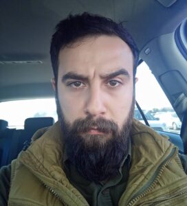 Bahtiyar Memili Instagram - Sen miydin o yalnızlığın mıydı yoksa  Kör karanlıkta açardık paslı gözlerimizi  Dilimizde akşamdan kalma bir küfür  Salonlar piyasalar sanat sevicileri  Derdim, günün birinde insan arasına çıkarmaktı seni  Yakanda bir amonyak çiçeği  Yalnızlığım benim sidikli kontesim  Ne kadar rezil olursak o kadar iyi  Kumkapı meyhanelerine dadandık  Önümüzde; altınbaş, altın zincir fasulye pilakisi  Ardımızda görevliler hızır paşalar  Sabahları açıklarda bulurlardı leşimi  Öyle sıcaktı ki çöpçülerin elleri  Çöpçülerin elleriyle okşardım seni