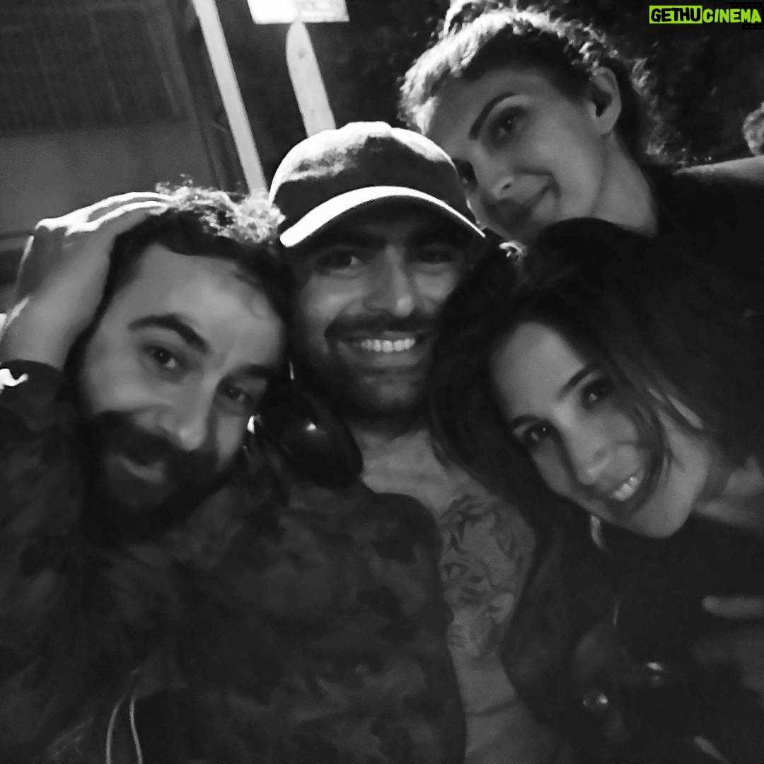 Bahtiyar Memili Instagram - @muratemrekaman @mervebaydar @lepusmagnifica #bahtiyarmemili #muratkaman #deliaşk #yönetmen #arkadaşlar güzel insanlar yanyana gelirse,güzel işler çıkar o birliktelikten 😉