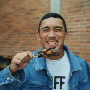 Baim Wong Instagram - Terima kasih udah dateng ke grand opening Sate Celup Kemang ❤️
Udah bisa serbu untuk penggemar sate celup yg minta buka cabang di jakarta selatan. 
Seenak itu kah? 
Bener2 enaaakkk bgtttt kata semua oranggg 🔥❤️