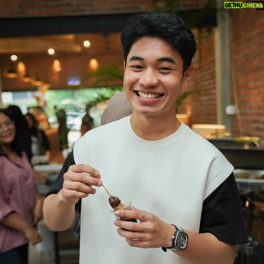 Baim Wong Instagram - Terima kasih udah dateng ke grand opening Sate Celup Kemang ❤️ Udah bisa serbu untuk penggemar sate celup yg minta buka cabang di jakarta selatan. Seenak itu kah? Bener2 enaaakkk bgtttt kata semua oranggg 🔥❤️