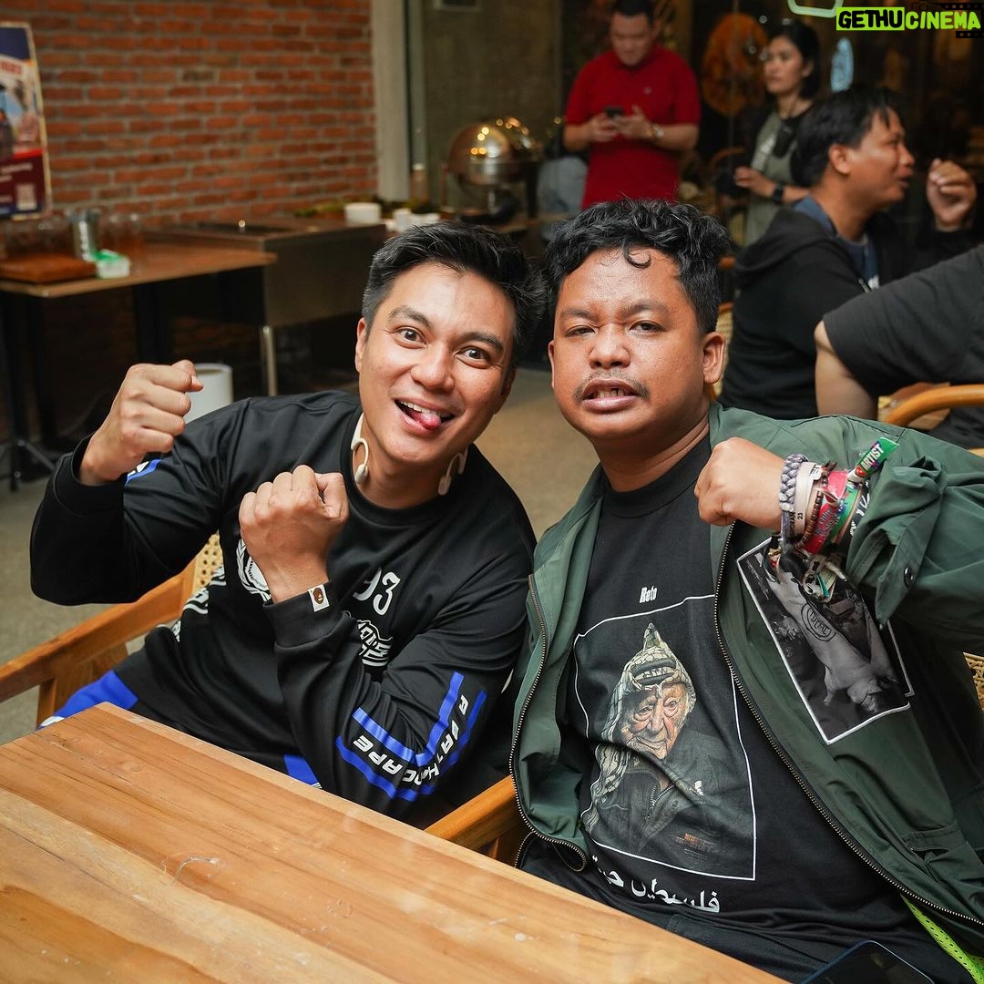 Baim Wong Instagram - Terima kasih udah dateng ke grand opening Sate Celup Kemang ❤️ Udah bisa serbu untuk penggemar sate celup yg minta buka cabang di jakarta selatan. Seenak itu kah? Bener2 enaaakkk bgtttt kata semua oranggg 🔥❤️