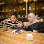Baim Wong Instagram - Terima kasih udah dateng ke grand opening Sate Celup Kemang ❤️ Udah bisa serbu untuk penggemar sate celup yg minta buka cabang di jakarta selatan. Seenak itu kah? Bener2 enaaakkk bgtttt kata semua oranggg 🔥❤️