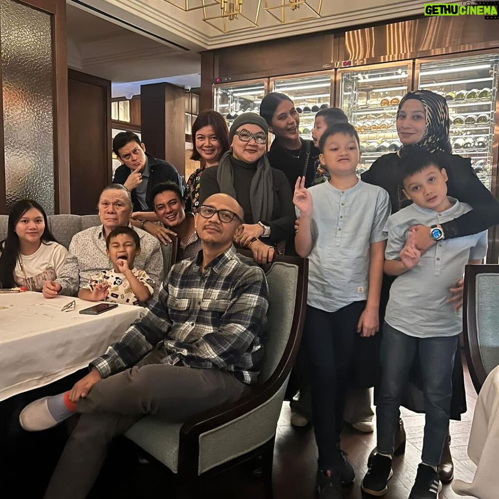 Baim Wong Instagram - Semua anak papah pada ngumpul, ngerayain teteh ulang tahun. Happy bday teteeehh 🥳🎂 Makasih jg pak Zul, mau nyamperin papah 💙😊