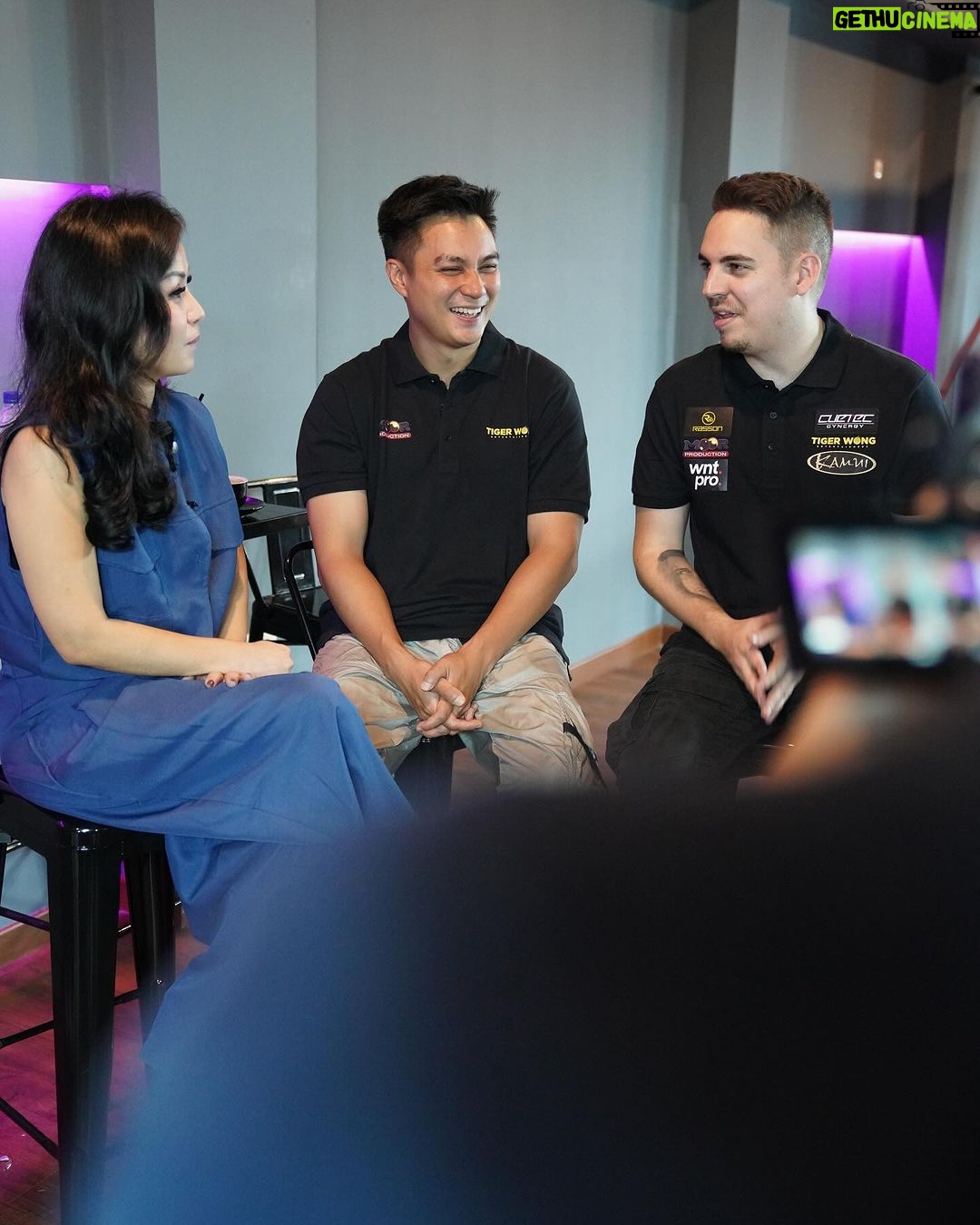 Baim Wong Instagram - Nonton Live semalem gak bosque? Seru dan Degdegan banget ngelawan Juara 1 Dunia @fsanchez.91 ❕ Siapa hayoo yang menang?? Thanks to penyelenggara acara @moor.production @morryzoom @tiger.wongentertainment Dan thanks to @diamondnco.id untuk support Frame Signing Ceremony Stick Billiard Diamond & Co dan Plakat Appreciation Diamond & Co #YourEverydayDiamond #Funtasticpool