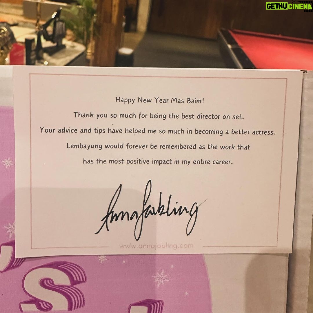 Baim Wong Instagram - Makasih Anna, jauh2 dari Malaysia kirim hadiah. Ada suratnya lagi 😊🙏 Kamu di film Lembayung bagusssss mainnya, ga sabar mau kasih liat hasilnya. Semua yang di Malaysia nanti pasti bangga liat kamu 🔥🔥👍👍 Btw bajunya jg bagus ini 😍