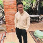Baim Wong Instagram - Makasih Anna, jauh2 dari Malaysia kirim hadiah. Ada suratnya lagi 😊🙏 Kamu di film Lembayung bagusssss mainnya, ga sabar mau kasih liat hasilnya. Semua yang di Malaysia nanti pasti bangga liat kamu 🔥🔥👍👍 Btw bajunya jg bagus ini 😍