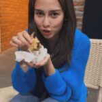 Baim Wong Instagram - Makasih Anna, jauh2 dari Malaysia kirim hadiah. Ada suratnya lagi 😊🙏 Kamu di film Lembayung bagusssss mainnya, ga sabar mau kasih liat hasilnya. Semua yang di Malaysia nanti pasti bangga liat kamu 🔥🔥👍👍 Btw bajunya jg bagus ini 😍