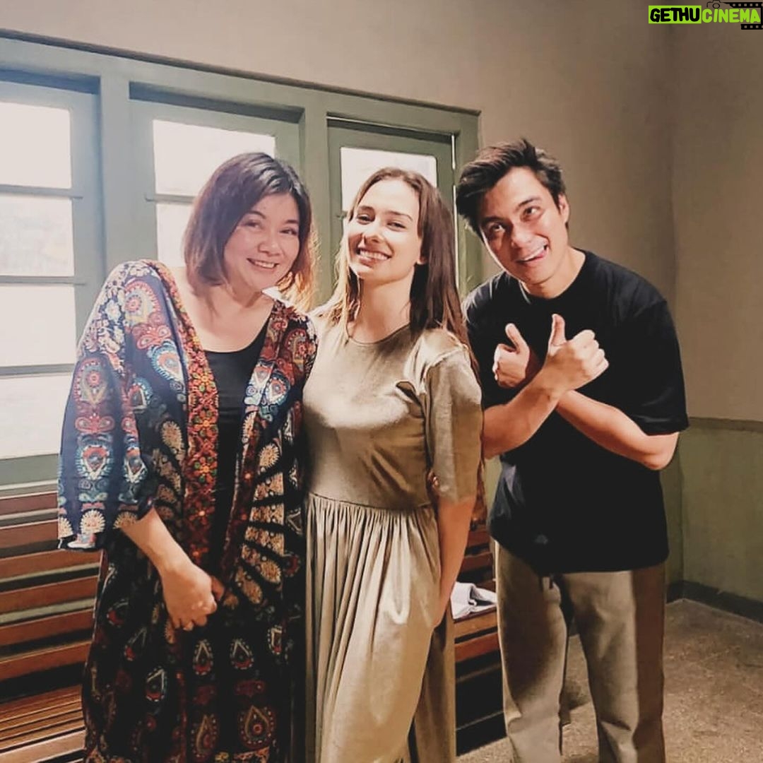 Baim Wong Instagram - Makasih Anna, jauh2 dari Malaysia kirim hadiah. Ada suratnya lagi 😊🙏 Kamu di film Lembayung bagusssss mainnya, ga sabar mau kasih liat hasilnya. Semua yang di Malaysia nanti pasti bangga liat kamu 🔥🔥👍👍 Btw bajunya jg bagus ini 😍