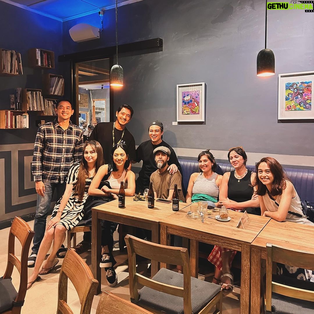 Baim Wong Instagram - Makasih Anna, jauh2 dari Malaysia kirim hadiah. Ada suratnya lagi 😊🙏 Kamu di film Lembayung bagusssss mainnya, ga sabar mau kasih liat hasilnya. Semua yang di Malaysia nanti pasti bangga liat kamu 🔥🔥👍👍 Btw bajunya jg bagus ini 😍