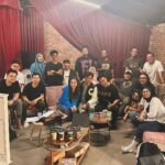 Baim Wong Instagram - Makasih Anna, jauh2 dari Malaysia kirim hadiah. Ada suratnya lagi 😊🙏 Kamu di film Lembayung bagusssss mainnya, ga sabar mau kasih liat hasilnya. Semua yang di Malaysia nanti pasti bangga liat kamu 🔥🔥👍👍 Btw bajunya jg bagus ini 😍