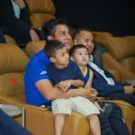 Baim Wong Instagram - Kejadian menggemaskan 2 anak ini ga mau ditinggal papahnya. Akhirnya ngajak mereka dateng ke acara Satria Muda. Terima kasih untuk semua sponsor yg selalu mendukung Satria Muda 💙 Musim ini akan sangat sangat menyenangkan. Mari kita naik roller coaster sama2, kita nikmati perjalanan ini sampai nanti insyaallah juara.