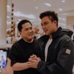 Baim Wong Instagram - Merhatiin cara kerjanya, visinya yg besar, dan tidak pernah membeda2kan status sosial sesorang, sangat memanusiakan manusia. Pak ET salah satu mentor terbaik saya. Gas trus 💙 @smpertamina Musim ini tambah berat, tapi kita tambah seneng !! Kalau aman2 aja, ga bikin diri kita lebih baik. Gas IBL 2024 🔥💪 13 Januari 2024