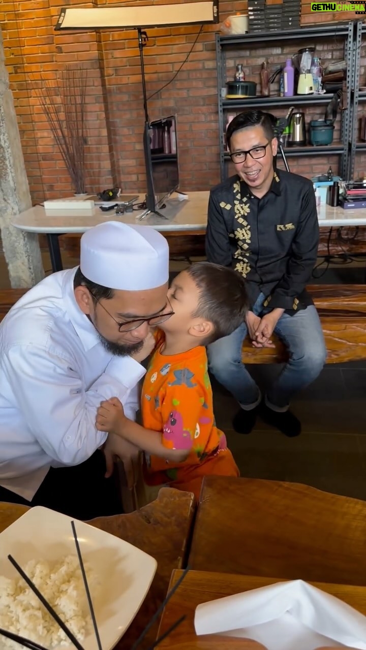 Baim Wong Instagram - Kiss Ustad Adi 🤍 Terima kasih untuk sharing ilmunya hari ini 😊