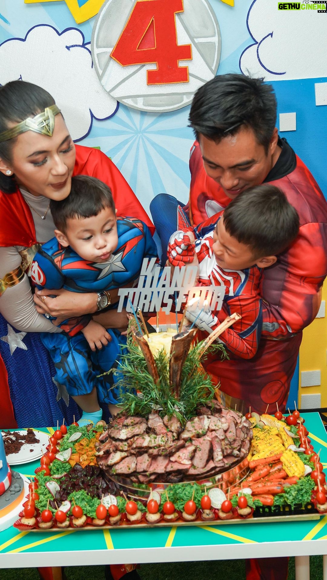 Baim Wong Instagram - Baru kali ini, Special ulang tahun Kiano tiup lilin pake Tomahawk Tower yang disupport langsung dari @manzo.jkt Jujur rasanya enak banget, makan malem bareng keluarga dan temen temen juga intimate di restonya. Berkah dan Happy semua