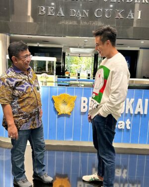 Baim Wong Instagram - Langsung aja ke Bea Cukai nya. 
Kalau ga salah, ngapain takut 😁
Bukti2 jg dibawa ke bea cukai.

Eh tapi kalau ga rame beritanya, saya ga akan kenal sama Direktur Bea Cukai Pak Nirwala ❤️
Semua staff disana baik bgt, kantor rasa rumah 😍