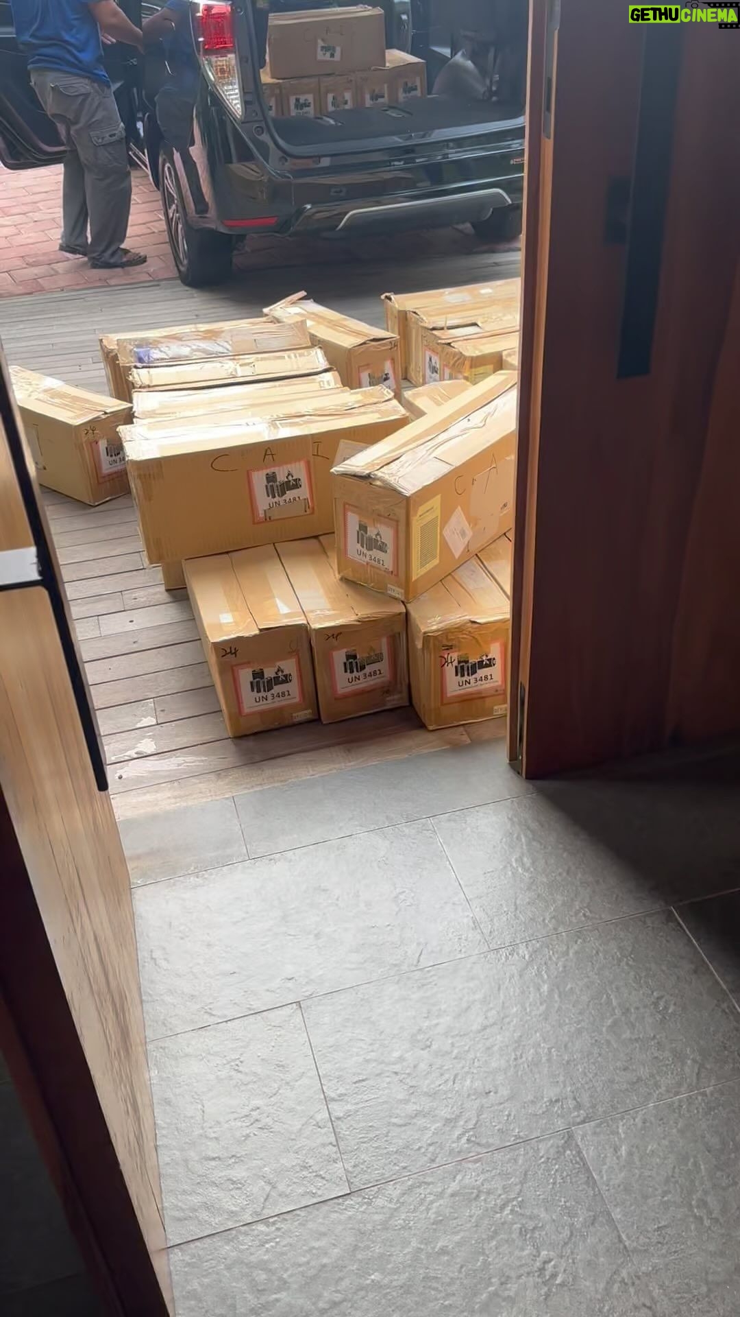Baim Wong Instagram - Masih dateng lagi ππͺ Nanti malam udah siap ?? Siapa cepet dia dapet ya π₯π₯ Saya sendiri yg akan garansi barang ini. Jangan lelah untuk trus berbagi dgn cara yg kita sukai πππ Live hari ini 26 Desember jam 20.00 di Shopee ππ₯