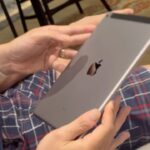 Baim Wong Instagram - Kakak gua pembeli pertama 🤣 Dia liat adeknya mau bagi2 ipad, langsung nyamperin ke kantor 🙈 Siapa yg mau lagi ? Besok jam 8 malem live pasti langsung ludes 🔥 Siapa cepet dia dapet ya