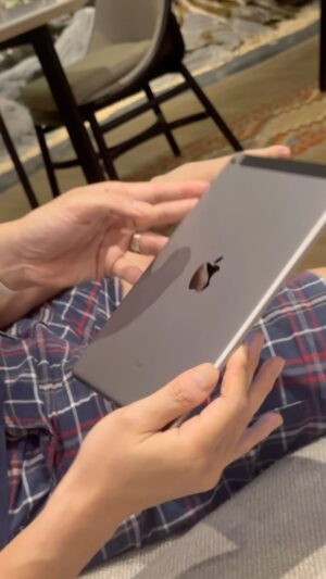 Baim Wong Instagram - Kakak gua pembeli pertama 🤣
Dia liat adeknya mau bagi2 ipad, langsung nyamperin ke kantor 🙈

Siapa yg mau lagi ? 
Besok jam 8 malem live pasti langsung ludes 🔥
Siapa cepet dia dapet ya