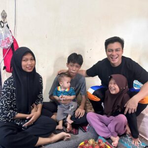 Baim Wong Instagram - Ini anak2nya ibu Nurlela, semua ada 4.
Ada Rangga, Putri, Nilam, dan Jihad Maulana.
Tangisan Rangga anak paling kecil, yang membuat Ibu Nurlela tetap mau hidup. 
Sakitnya itu sangat luar biasa mas, tp ketika mendengar tangisan Akbar, sakit itu pun hilang seketika, yg ada hanya doa untuk bisa merawat Rangga.
