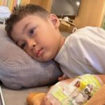Baim Wong Instagram - Adek2 jgn kebanyakan makan es krim, coklat, sama permen ya. Nanti sakit kaya Kiano. Papahnya jg salah, suka kasih trus. Muntah sampe 9X, kata dokter kena bakteri. Langsung pulang jkt