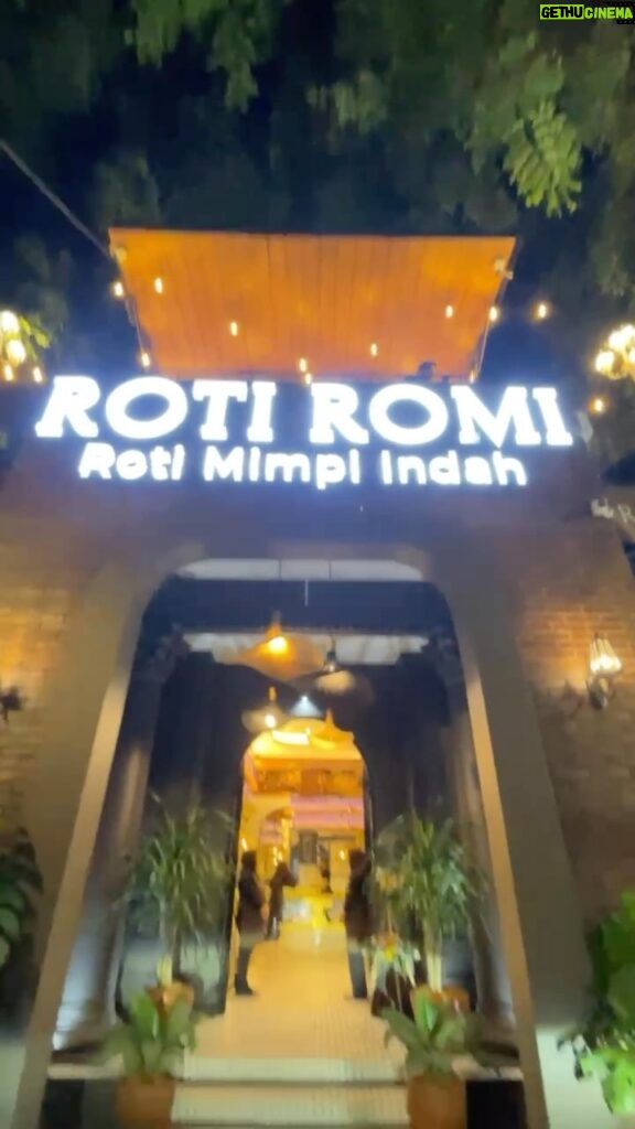Baim Wong Instagram - Sudah buka yaa Roti Romi Senopati ,daerah kuliner no 1 di Jakarta Selatan. Mari kita nongkrong bareng 😍