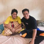 Baim Wong Instagram - Kejadian KDRT yg menimpa Ibu Nurlela ini membuat saya harus ke pulau Bangka. Ibu Nurlela hanya ingin bertahan hidup demi anak2nya. Walaupun mata sudah diremukkan, tangan patah, dagunya sudah robek, dia tetap tegar krn mendengar tangisan anaknya. Dia hanya berdoa, untuk dipanjangkan umurnya untuk bisa mengurus anak2nya. Dan setalah menjalani 3 kali oprasi, alhamdulilah skrg keadaan Ibu Nurlela sudah membaik walaupun harus kehilangan 2 matanya. Kita yg sehat2 seperti ini, jgn malas kalau harus mengurus anak. Ada org yg mau mengorbankan hidupnya demi masa depan anak. Tempilang,bangka Barat (benteng Kota)