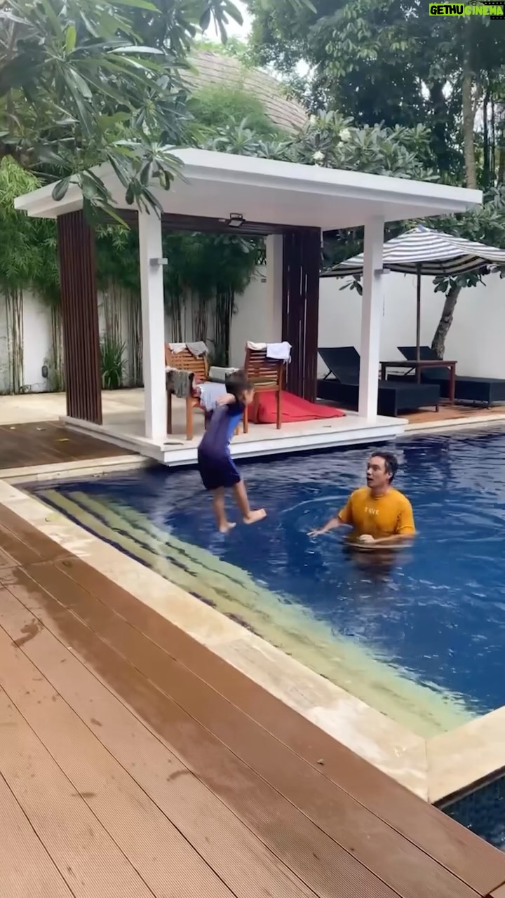 Baim Wong Instagram - Ini villa bener2 seperti yg direkomendasi semua org. Penasaran bgt setiap buka villa terbagus, keluarnya @kharmavillas trus. Kiano sm Kenzo sampe ga mau pulang ke jkt 😄❤️