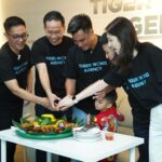 Baim Wong Instagram - Kemarin baru aja press con untuk Tiger Wong Agency. Terima kasih buat temen2 semua yg sudah menanyakan keadaan saya dan keluarga. Kita baik2 aja ❤️ Alhamdulilah tamu undangan semua baik2 aja. Walaupun ada musibah, banyak sekali talent dan creator yg bergabung dengan kami setelah kejadian, menjadikan kami tetap di visinya. Saya sendiri bingung, ini musibah atau sebaliknya? Terima kasih buat kepercayaan kalian, kita akan menjaga kepercayaannya ❤️😊 Renovasi langsung dilakukan, karena oprasional dan sistem kerja sudah berjalan. Saya sengaja selipkan foto di slide terakhir, untuk selalu mengingatkan saya, "Sesuatu tidak semuanya berjalan sesuai rencana, tp jgn pernah kita kalah dengan keadaan. Apapun yg terjadi, selalu ucapkan alhamdulilah, karena semua kejadian itu terjadi seijinNya."