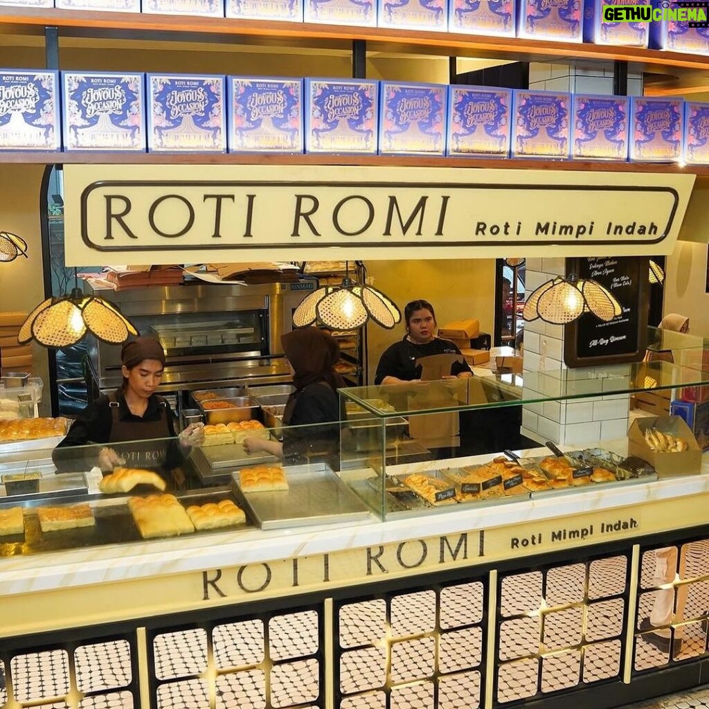 Baim Wong Instagram - Roti Romi sudah peresmian halal 🤍 Silahkan makan sebanyak2nya 😋👍 Udah buka outlet baru di Senopati ❤️❤️😍😍