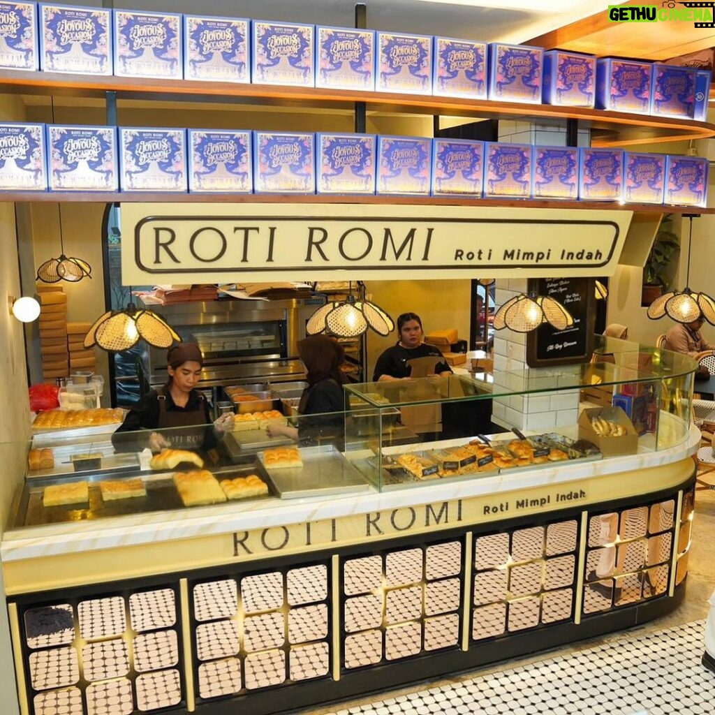 Baim Wong Instagram - Roti Romi sudah peresmian halal 🤍 Silahkan makan sebanyak2nya 😋👍 Udah buka outlet baru di Senopati ❤❤😍😍