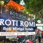 Baim Wong Instagram - Roti Romi sudah peresmian halal 🤍 Silahkan makan sebanyak2nya 😋👍 Udah buka outlet baru di Senopati ❤️❤️😍😍