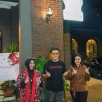 Baim Wong Instagram - Roti Romi sudah peresmian halal 🤍 Silahkan makan sebanyak2nya 😋👍 Udah buka outlet baru di Senopati ❤️❤️😍😍