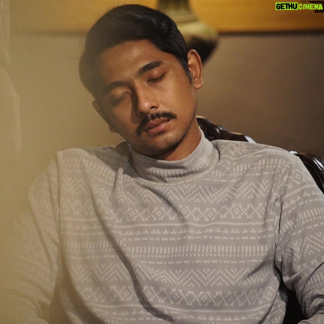 Baim Wong Instagram - Lama yaa ?? Sabar yaa, i love u pemain2 yg cakeps dan cantiks. Tapi baru ngedit seperempatnya, film ini SUPER DUPER Hmmmmm... KERENN BANGETT π²π² !! Pemain2 disini kenapa pada pinter sih aktingnya ???? Pasti karena sutradaranya menawan dan mempesona yaaa πππ Atau karena kita syuting sehat ya , ga pernah pulang pagi. ππππππππππππππ Lembayung
