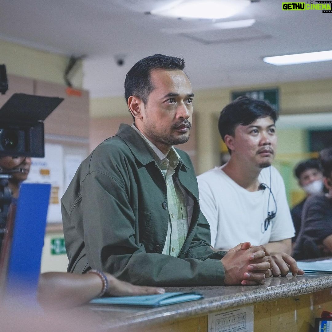 Baim Wong Instagram - Lama yaa ?? Sabar yaa, i love u pemain2 yg cakeps dan cantiks. Tapi baru ngedit seperempatnya, film ini SUPER DUPER Hmmmmm... KERENN BANGETT π²π² !! Pemain2 disini kenapa pada pinter sih aktingnya ???? Pasti karena sutradaranya menawan dan mempesona yaaa πππ Atau karena kita syuting sehat ya , ga pernah pulang pagi. ππππππππππππππ Lembayung