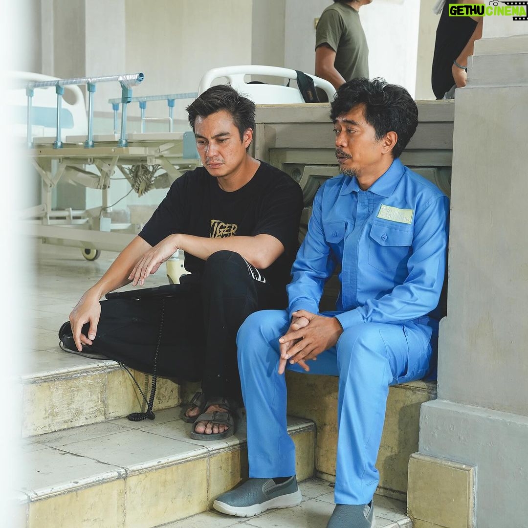 Baim Wong Instagram - Lama yaa ?? Sabar yaa, i love u pemain2 yg cakeps dan cantiks. Tapi baru ngedit seperempatnya, film ini SUPER DUPER Hmmmmm... KERENN BANGETT π²π² !! Pemain2 disini kenapa pada pinter sih aktingnya ???? Pasti karena sutradaranya menawan dan mempesona yaaa πππ Atau karena kita syuting sehat ya , ga pernah pulang pagi. ππππππππππππππ Lembayung