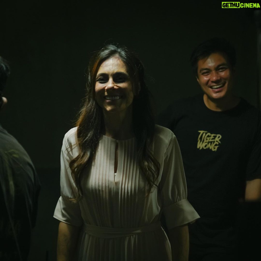 Baim Wong Instagram - Lama yaa ?? Sabar yaa, i love u pemain2 yg cakeps dan cantiks. Tapi baru ngedit seperempatnya, film ini SUPER DUPER Hmmmmm... KERENN BANGETT π²π² !! Pemain2 disini kenapa pada pinter sih aktingnya ???? Pasti karena sutradaranya menawan dan mempesona yaaa πππ Atau karena kita syuting sehat ya , ga pernah pulang pagi. ππππππππππππππ Lembayung