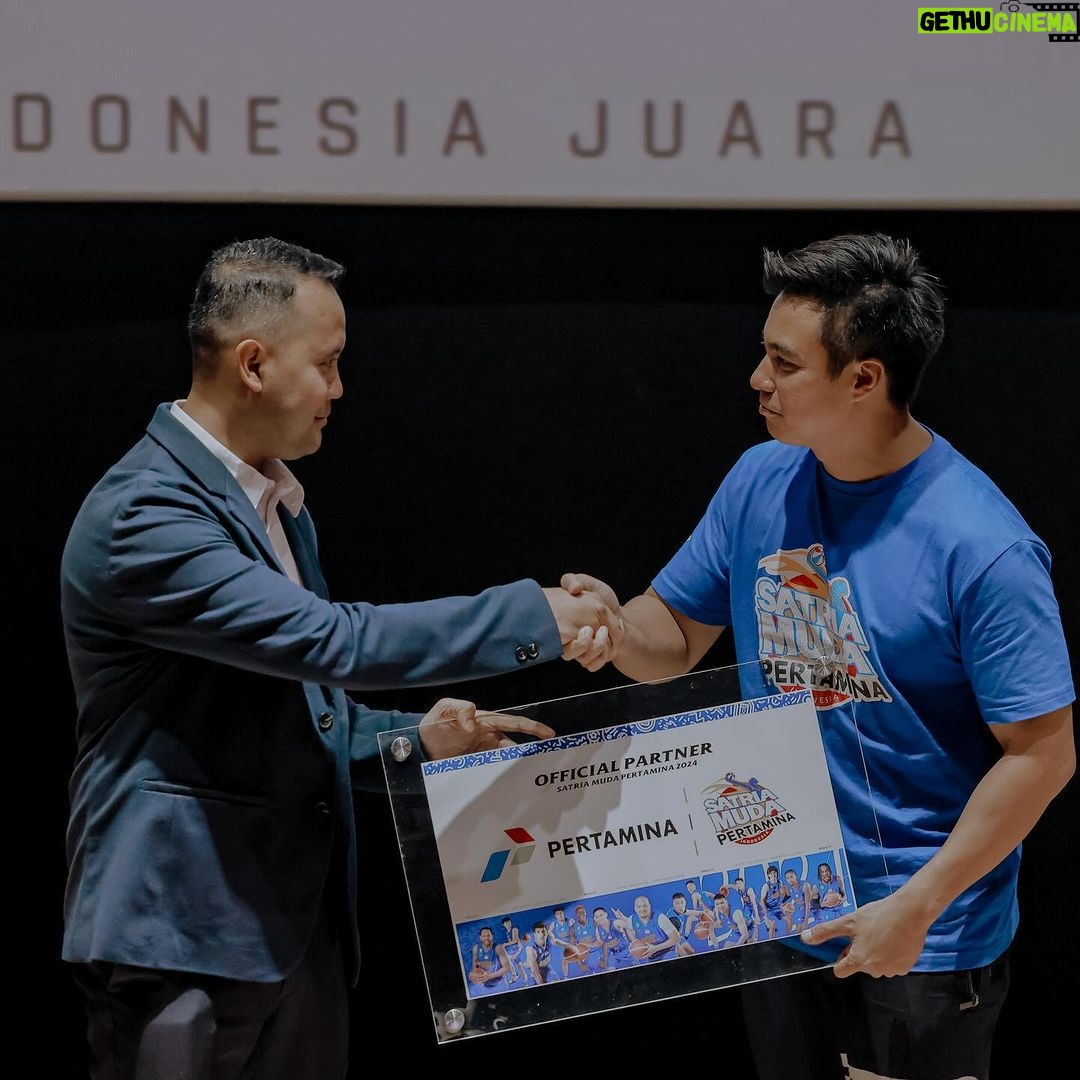 Baim Wong Instagram - Kejadian menggemaskan 2 anak ini ga mau ditinggal papahnya. Akhirnya ngajak mereka dateng ke acara Satria Muda. Terima kasih untuk semua sponsor yg selalu mendukung Satria Muda π Musim ini akan sangat sangat menyenangkan. Mari kita naik roller coaster sama2, kita nikmati perjalanan ini sampai nanti insyaallah juara.