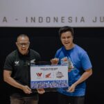 Baim Wong Instagram - Kejadian menggemaskan 2 anak ini ga mau ditinggal papahnya. Akhirnya ngajak mereka dateng ke acara Satria Muda. Terima kasih untuk semua sponsor yg selalu mendukung Satria Muda 💙 Musim ini akan sangat sangat menyenangkan. Mari kita naik roller coaster sama2, kita nikmati perjalanan ini sampai nanti insyaallah juara.