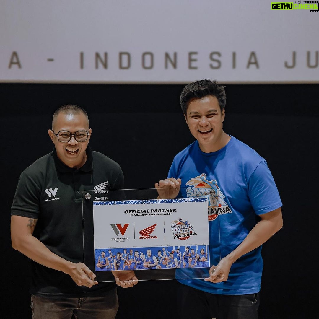 Baim Wong Instagram - Kejadian menggemaskan 2 anak ini ga mau ditinggal papahnya. Akhirnya ngajak mereka dateng ke acara Satria Muda. Terima kasih untuk semua sponsor yg selalu mendukung Satria Muda π Musim ini akan sangat sangat menyenangkan. Mari kita naik roller coaster sama2, kita nikmati perjalanan ini sampai nanti insyaallah juara.