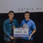 Baim Wong Instagram - Kejadian menggemaskan 2 anak ini ga mau ditinggal papahnya. Akhirnya ngajak mereka dateng ke acara Satria Muda. Terima kasih untuk semua sponsor yg selalu mendukung Satria Muda 💙 Musim ini akan sangat sangat menyenangkan. Mari kita naik roller coaster sama2, kita nikmati perjalanan ini sampai nanti insyaallah juara.