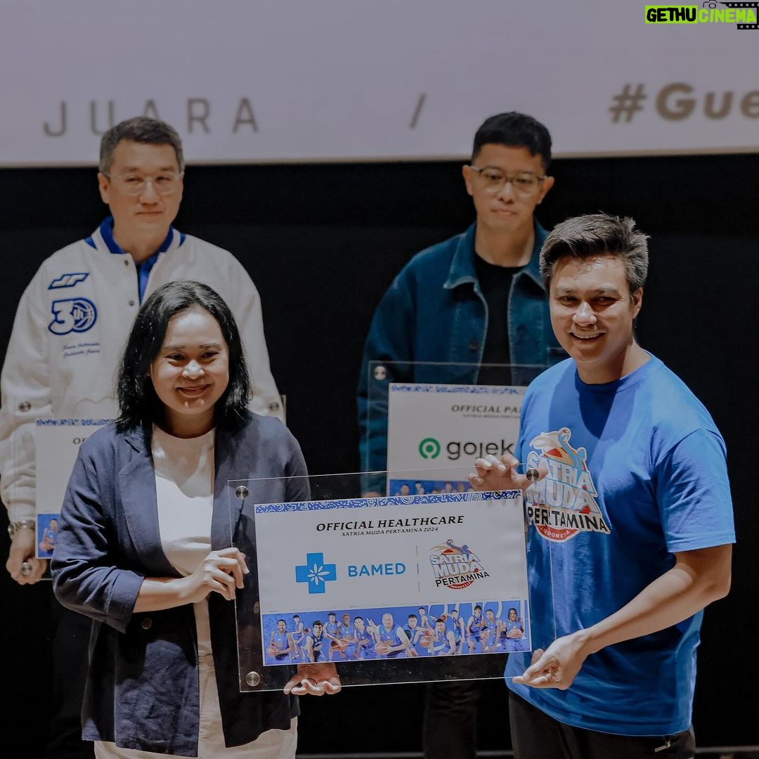 Baim Wong Instagram - Kejadian menggemaskan 2 anak ini ga mau ditinggal papahnya. Akhirnya ngajak mereka dateng ke acara Satria Muda. Terima kasih untuk semua sponsor yg selalu mendukung Satria Muda π Musim ini akan sangat sangat menyenangkan. Mari kita naik roller coaster sama2, kita nikmati perjalanan ini sampai nanti insyaallah juara.