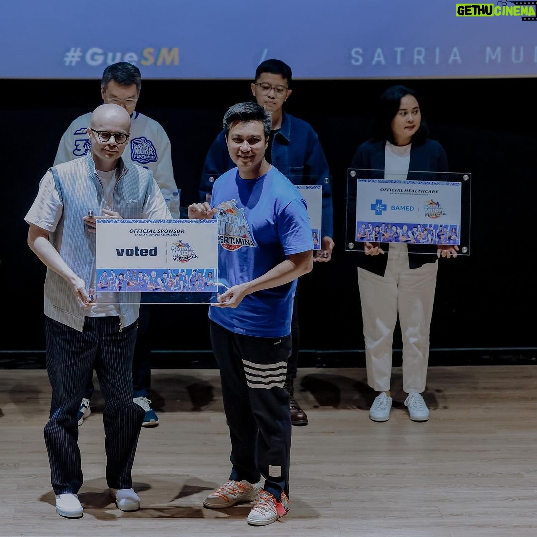 Baim Wong Instagram - Kejadian menggemaskan 2 anak ini ga mau ditinggal papahnya. Akhirnya ngajak mereka dateng ke acara Satria Muda. Terima kasih untuk semua sponsor yg selalu mendukung Satria Muda π Musim ini akan sangat sangat menyenangkan. Mari kita naik roller coaster sama2, kita nikmati perjalanan ini sampai nanti insyaallah juara.