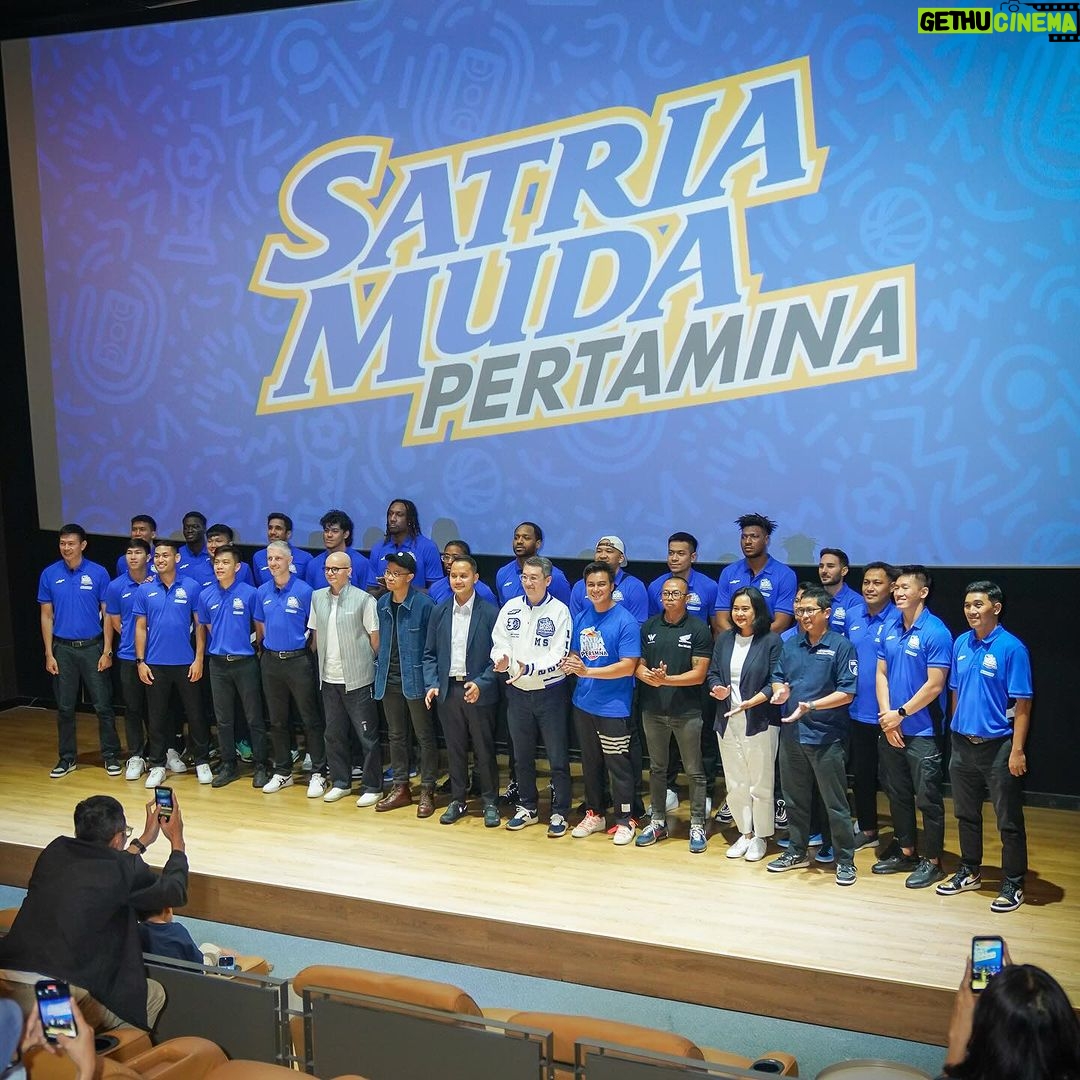Baim Wong Instagram - Kejadian menggemaskan 2 anak ini ga mau ditinggal papahnya. Akhirnya ngajak mereka dateng ke acara Satria Muda. Terima kasih untuk semua sponsor yg selalu mendukung Satria Muda π Musim ini akan sangat sangat menyenangkan. Mari kita naik roller coaster sama2, kita nikmati perjalanan ini sampai nanti insyaallah juara.