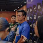 Baim Wong Instagram - Kejadian menggemaskan 2 anak ini ga mau ditinggal papahnya. Akhirnya ngajak mereka dateng ke acara Satria Muda. Terima kasih untuk semua sponsor yg selalu mendukung Satria Muda 💙 Musim ini akan sangat sangat menyenangkan. Mari kita naik roller coaster sama2, kita nikmati perjalanan ini sampai nanti insyaallah juara.